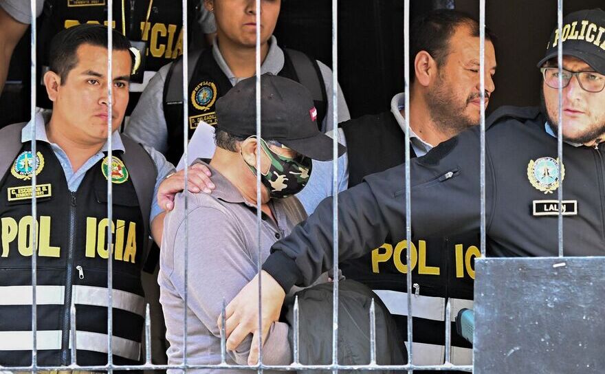 Poliţia şi procurorii îl escortează pe Nicanor Boluarte, în centru, după ce i-au percheziţionat locuinţa din Lima, 10 mai 2024.