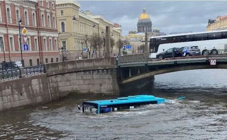 Trei morţi şi şase răniţi după ce un autobuz a căzut de pe un pod şi a ajuns în râul Moika, în oraşul rus Sankt Petersburg, Rusia