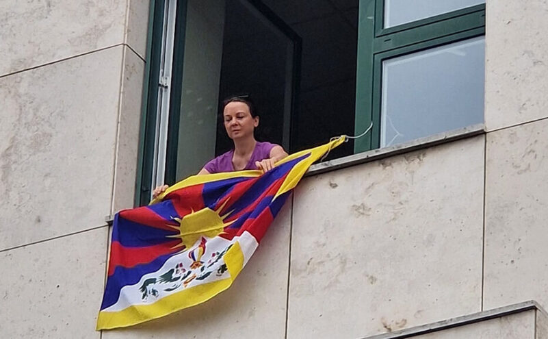 Timea Szabo, copreşedinta partidului maghiar de opoziţie Párbeszéd, a agăţat un steag tibetan la fereastra sa, în timpul vizitei lui Xi Jinping la Budapesta, dar a fost somată să îl dea jos