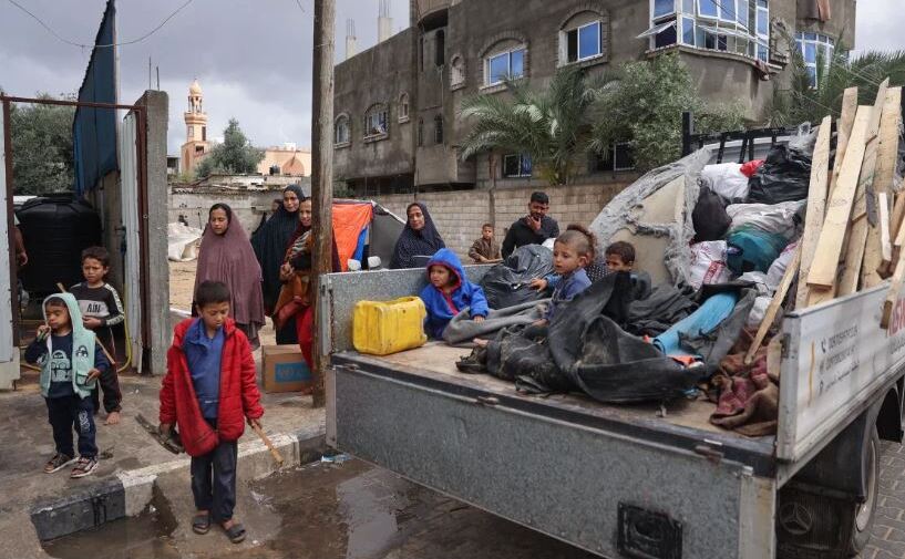 Copii aşteaptă cu bunurile lor în spatele unui camion după ordinul de evacuare al Israelului, Rafah, 6 mai 2024.