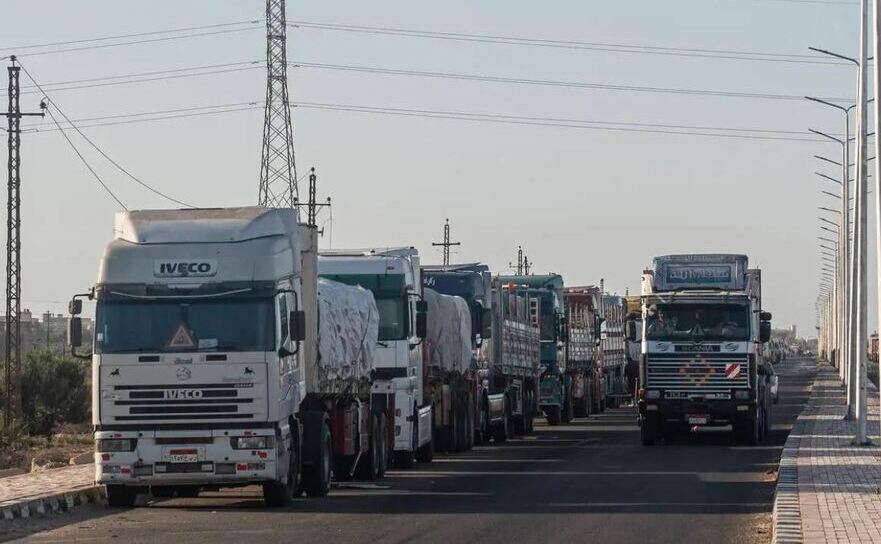 TIR-uri încărcate cu ajutoare şi provizii alimentare pentru Gaza, blocate la coadă în oraşul Al-Arish după închiderea frontierei, la 8 mai 2024, în Arish, Egipt.