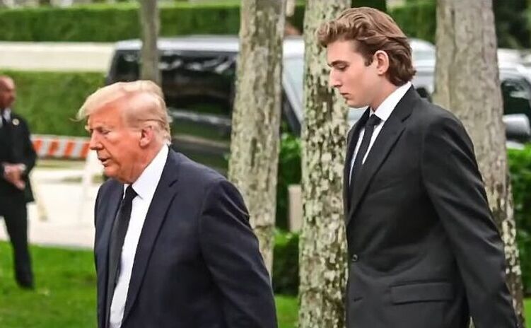 Donald Trump (st) şi fiul său Barron