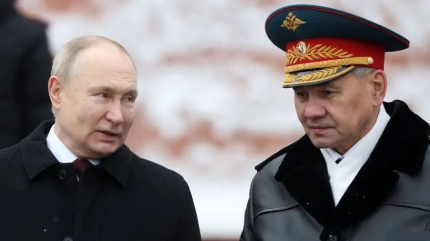Vladimir Putin (st) şi Serghei Şoigu