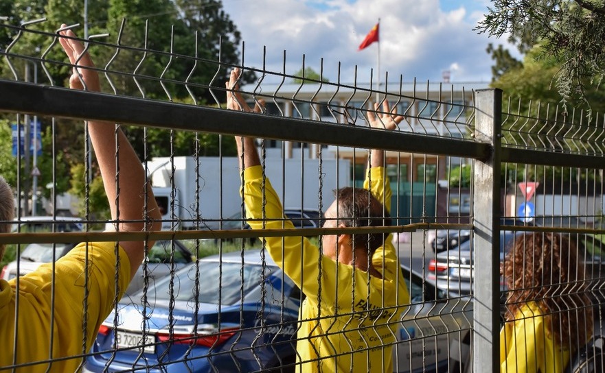 Practicanţii Falun Gong din România marchează cea de a 32-a aniversare a practicii printr-un protest paşnic în faţa Ambasadei Chinei