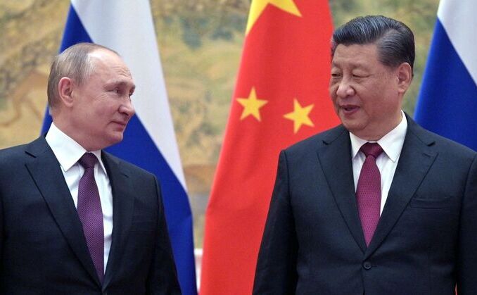 Vladimir Putin (st) şi omologul său chinez, comunistul Xi Jinping (Getty Images)