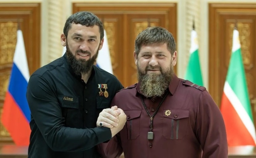 Magomed Daudov (st) şi liderul cecen Ramzan Kadîrov (X - Kadîrov)