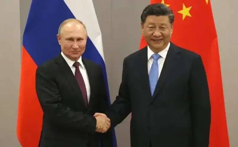 Vladimir Putin (st) şi Xi Jinping (Getty Images)