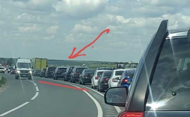 Coloana oficială a lui Ciolacu, blocată în trafic (Catalin Urtoi, Facebook)