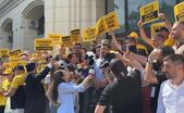 Claudiu Târziu şi membri AUR protestează la Parchetul General (Captură video)