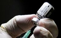 Un lucrător medical pregăteşte o doză de vaccin COVID-19 de la Pfizer (Carlos Osorio/AFP via Getty Images *)