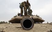 Soldaţi israelieni pe un tanc Merkava, 9 octombrie 2023. (Getty Images)