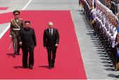 Vladimir Putin (dr) şi dictatorul nord-coreean Kim Jong Un participă la o ceremonie de bun venit la 19 iunie 2024 la Phenian, Coreea de Nord. (Getty Images)