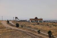 Vedere generală a unui drum ce duce la o bază militară israeliană construită pe terenuri confiscate din satul palestinian Jiftlik, Cisiordania zonă ocupată pe 16 aprilie 2024 (Getty Images)