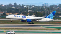 Un Boeing 757-224 al United Airlines soseşte la Aeroportul Internaţional Los Angeles, 29 decembrie 2023. (Getty Images)