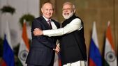 Premierul indian Narendra Modi (dr) dând mâna cu Vladimir Putin în New Delhi, India, 6 decembrie 2021 . (Getty Images)