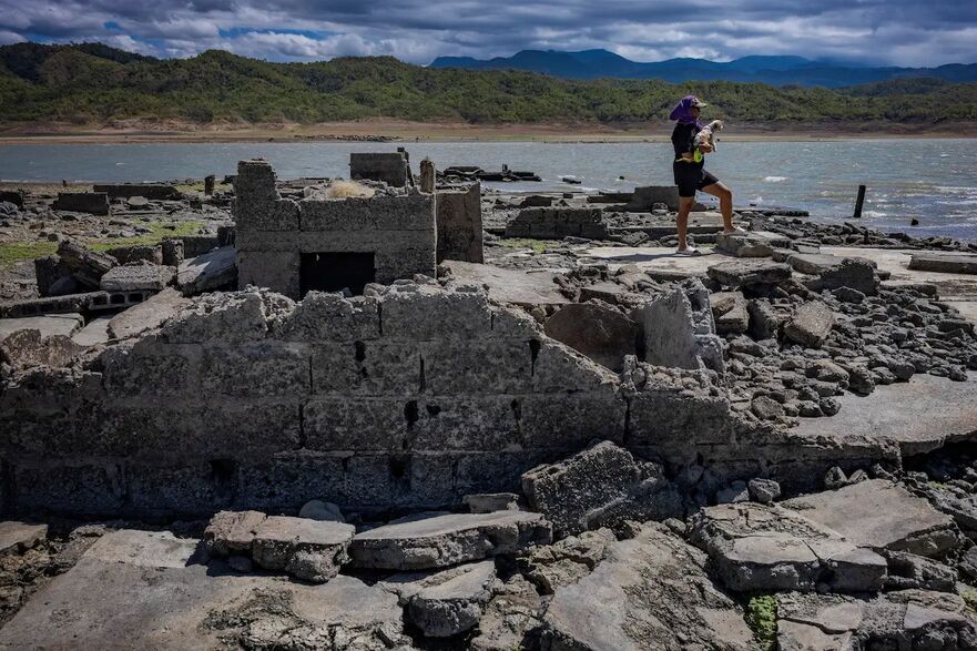 Oamenii vizitează rămăşiţele vechiului oraş scufundat Pantabangan pe 28 aprilie 2024, în provincia Nueva Ecija, Filipine. (Ezra Acayan/Getty Images)