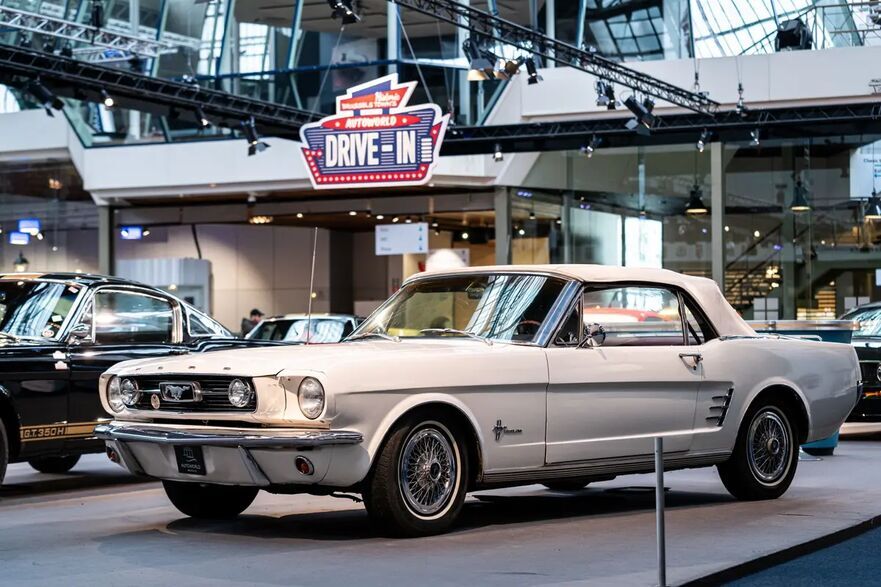 Un Ford Mustang clasic din 1966 expus. (Prin amabilitatea Autoworld Bruxelles)