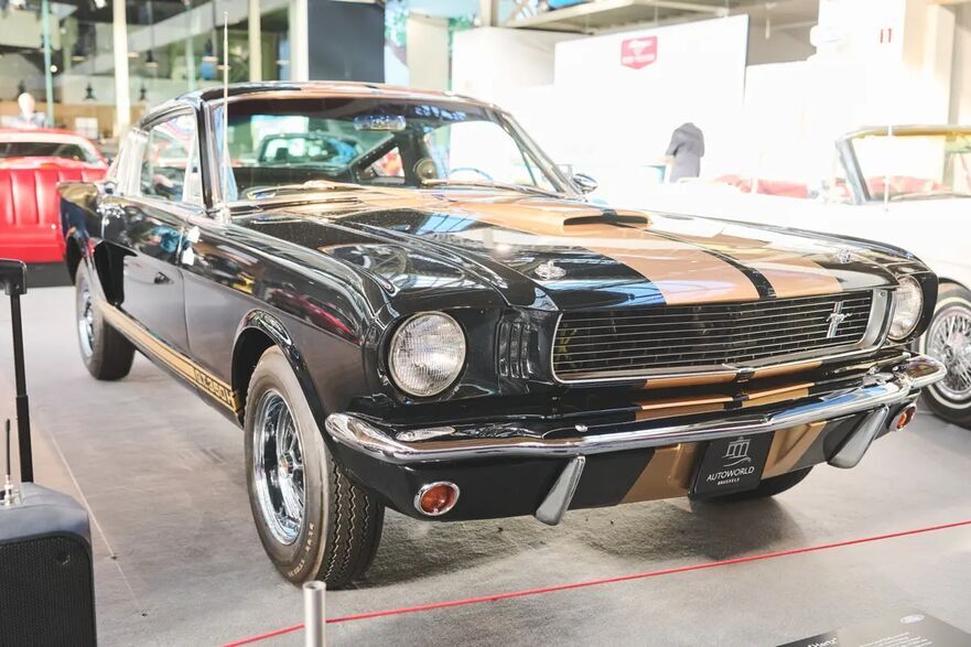 Mustang-urile ofereau americanului de rând puterea şi sportivitatea unei maşini de curse. (Prin amabilitatea Autoworld Bruxelles)