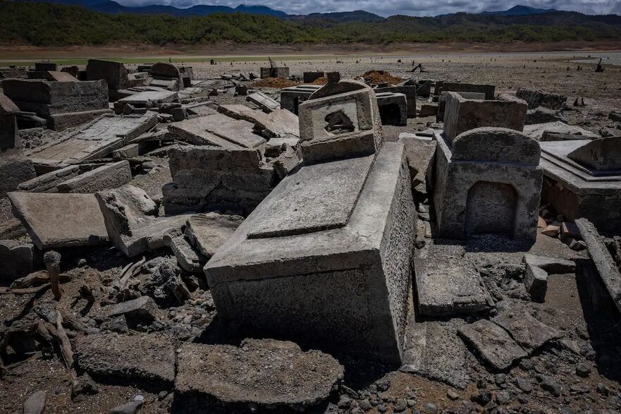 Pietre funerare în cimitirul vechiului oraş scufundat Pantabangan. (Ezra Acayan/Getty Images)