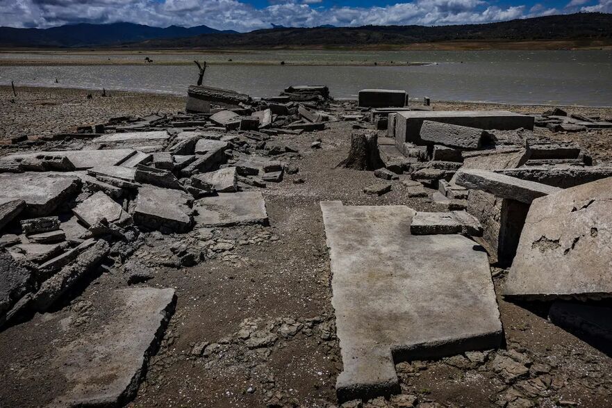 În interiorul cimitirului din vechiul oraş scufundat Pantabangan. (Ezra Acayan/Getty Images)