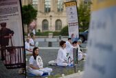 Candle vigil-light în Calea Victoriei, în spaţiul ce înconjoară statuia lui Carol I, organizat de practicanţii Falun Gong. (Epoch Times România / Mihuţ Savu)