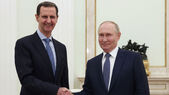 Preşedintele Vladimir Putin (dreapta) dă mâna cu preşedintele sirian Bashar al-Assad în timpul întâlnirii lor la Kremlin, pe 24 iulie 2024. (Getty Images)