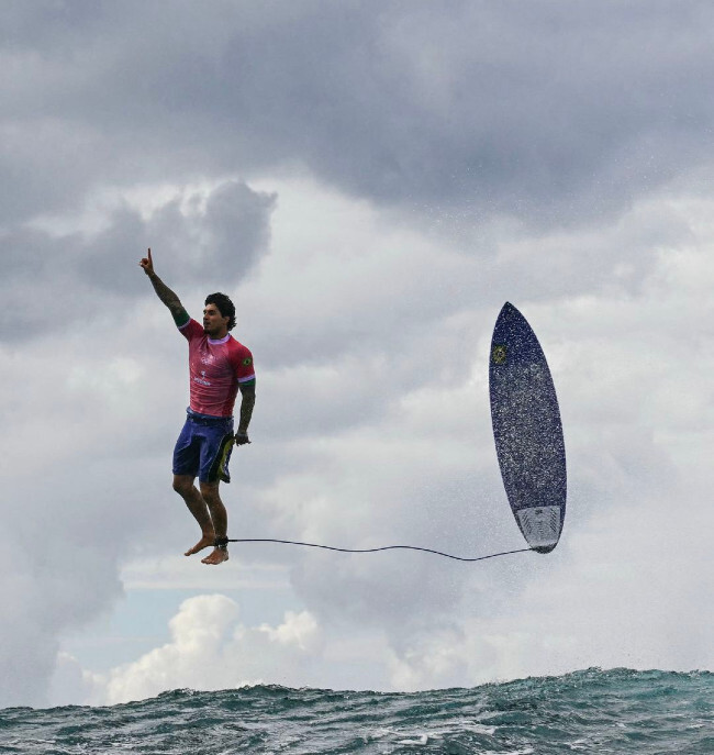 Fotografie virală: Gabriel Medina a fost protagonistul uneia dintre cele mai memorabile imagini ale Jocurilor Olimpice 2024, cu o sărbătoare aeriană care pare prea perfectă pentru a fi reală. (Screenshot via foto Jerome Brouillet)