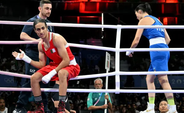 Momente din meciul de box feminin dintre pugilistele Imane Khelif şi Angela Carini (Mohd Rasfan/AFP via Getty Images)