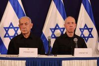 Premierul israelian Benjamin Netanyahu (st) şi ministrul apărării Yoav Gallant, la o conferinţă de presă din 28 octombrie 2023 (ABIR SULTAN/POOL/AFP via Getty Images)