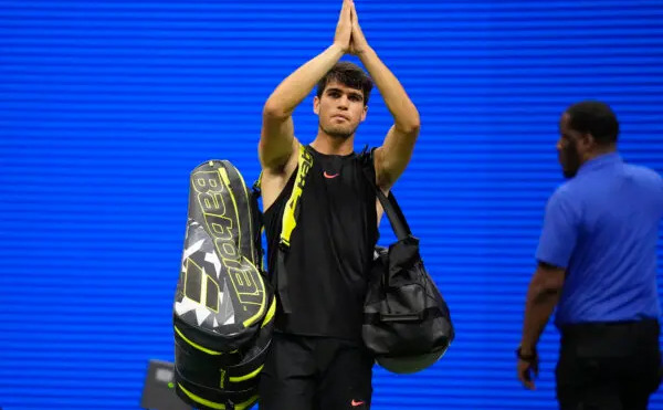 Carlos Alcaraz salută fanii pe stadion după ce a pierdut în faţa lui Botic van De Zandschulp la U.S. Open, pe 29 august 2024 (Frank Franklin II/AP Photo)