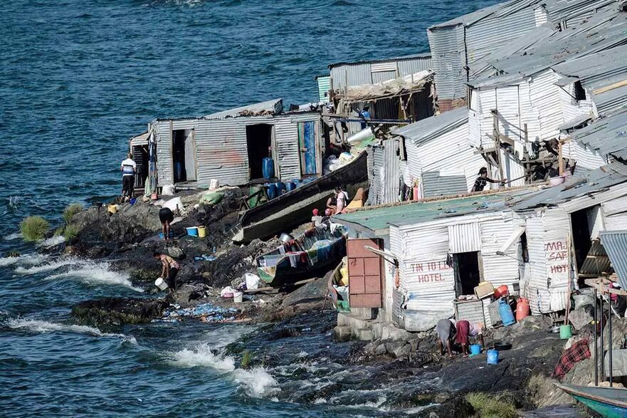 Locuitorii Migingo fac baie în apa proaspătă a lacului. (Yasuyoshi Chiba/AFP via Getty Images)