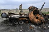 Soldaţi ucraineni lângă un tanc rusesc distrus (Genya Savilov/AFP via Getty Images)