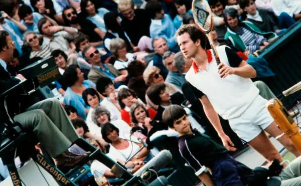 Tenismanul american John Mc Enroe contestând un apel cu arbitrul în documentarul „McEnroe” (Epoch times)