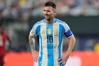 Lionel Messi gesticulează în timpul unui meci de fotbal din semifinalele Copa America împotriva Canadei (AP Photo)
