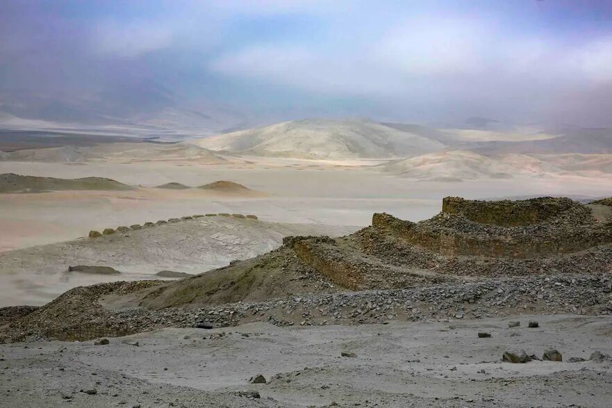 Un templu fortificat cu trei ziduri, cu observatorul solar în fundal la Chankillo. (Janine Costa/AFP via Getty Images)