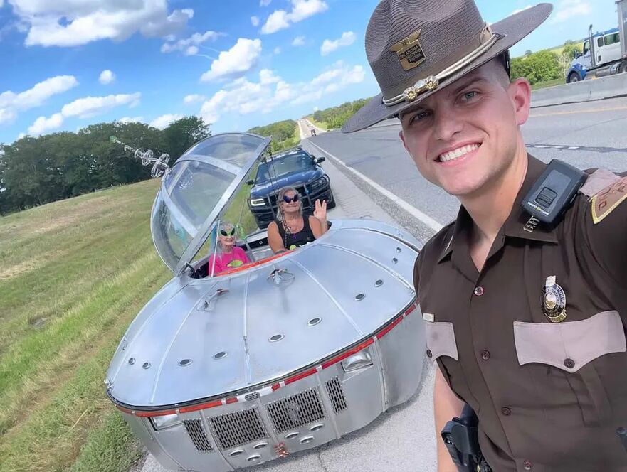 Poliţistul Ryan Vanvleck îşi face un selfie cu şoferul şi pasagerul vehiculului farfurie pe 2 iulie. (Prin amabilitatea Oklahoma Highway Patrol)