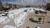 Şiruri de corturi, instalate pentru palestinienii strămutaţi în Beit Lahia, în nordul Fâşiei Gaza. (Getty Images)