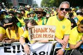 Suporteri barizilieni ai fostului preşedinte Jair Bolsonaro, cu banere care mulţumesc lui Elon Musk, la un miting în Sao Paulo, 7 septembrie 2024 (Nelson Almeida/AFP via Getty Images)