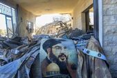 Un portret al şefului Hezbollah, Hassan Nasrallah, se află în mijlocul distrugerilor dintr-o zonă vizată peste noapte de raidurile aeriene israeliene în Saksakiyeh, Liban, pe 26 septembrie 2024 (Mahmous Zayyat | AFP via Getty Images)