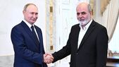 Vladimir Putin (st) şi secretarul Consiliului Suprem de Securitate Naţională iranian Ali Akbar Ahmadian la Sankt Petersburg, Rusia, la 12 septembrie 2024. (Preşedinţia rusă)