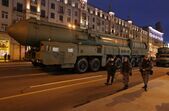 Un complex de rachete nucleare Yars, văzut pe o stradă din Moscova în timpul repetiţiilor pentru parada de Ziua Victoriei, la 2 mai 2024. (Getty Images)