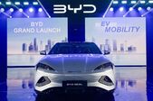 Modelul BYD Seal, vehicul electric,  este expus în timpul unui eveniment de lansare în Jakarta, în ianuarie 2024. (Getty Images)