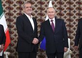 Liderul rus Vladimir Putin (dr) şi omologul său iranian Masoud Pezeshkian (YouTube Screenshot)
