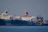 „Flota fantomă” de petroliere a Rusiei s-a mărit. Petrolierul Ice Energy sub pavilion liberian (st) transferă ţiţei de la petrolierul Lana sub pavilion rusesc, în largul coastei Karystos, Grecia, la 29 mai 2022. (Getty Images)