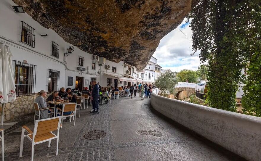 Strada Calle Cuevas del Sol din Setenil de las Bodegas, Spania. (Mauro Rodrigues/Shutterstock)