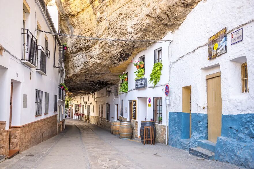 O stradă din Setenil de las Bodegas. (Avillfoto/Shutterstock)