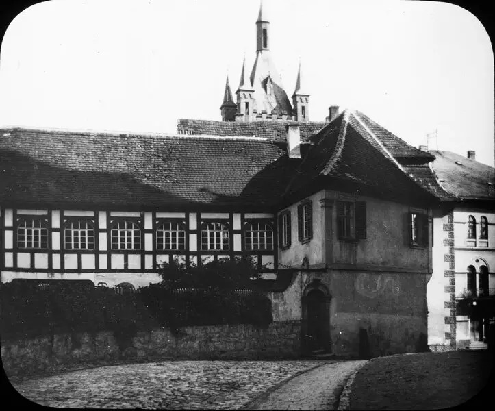 Turnul albastru din spatele unei clădiri din Bad Wimpfen, Germania, în 1901. (Sigurd Curman/Public Domain)