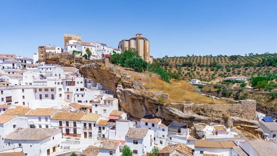 O panoramă a oraşului Setenil de las Bodegas. (Juan Pedro Pena/Shutterstock)