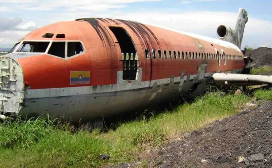 Un Boeing 727 dezafectat între două piste ale Aeroportului Internaţional Juan Santamaría din Costa Rica. (Prin amabilitatea Costa Verde)