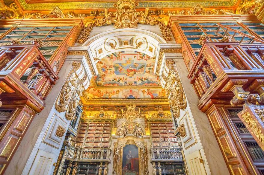 Vedere din direcţia intrării principale spre interiorul Bibliotecii Joanina. (Benny Marty/Shutterstock)